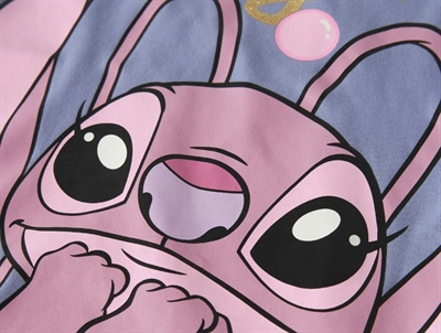 Detaljebillede af stitch print på Name It bluse purple impression med Stitch motiv